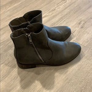 🖤 Gray Faux Leather Zipper Ankle Booties 🖤